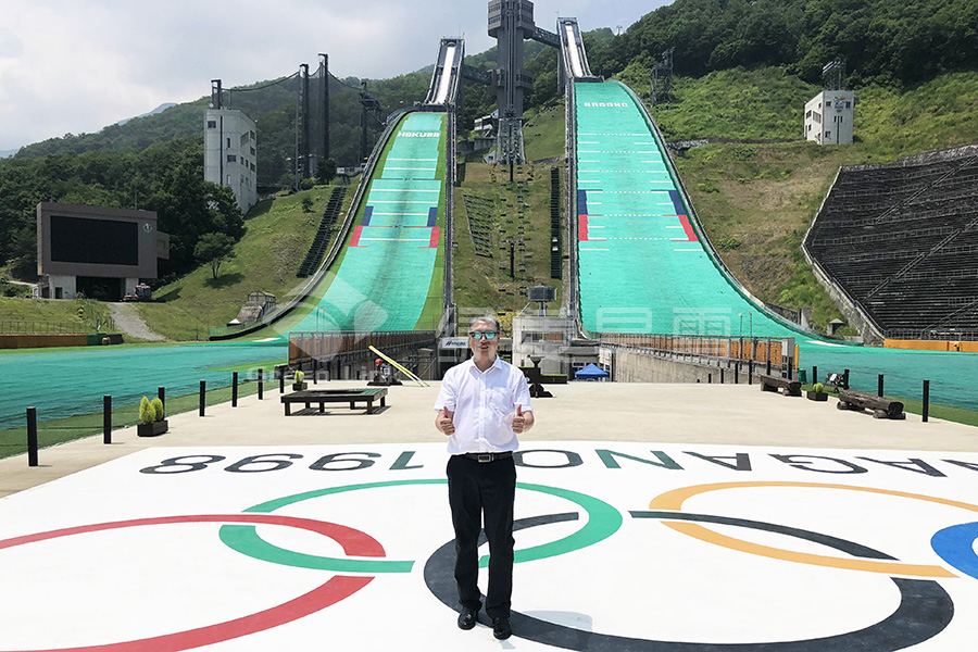 綠菱董事長在白馬八方尾根滑雪場留影