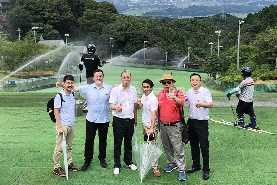 綠菱參觀團在陽光人工滑雪場合影