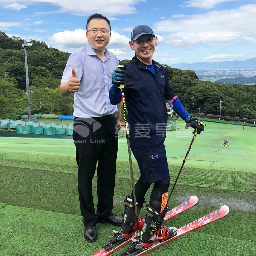 綠菱員工和滑雪愛好者合影