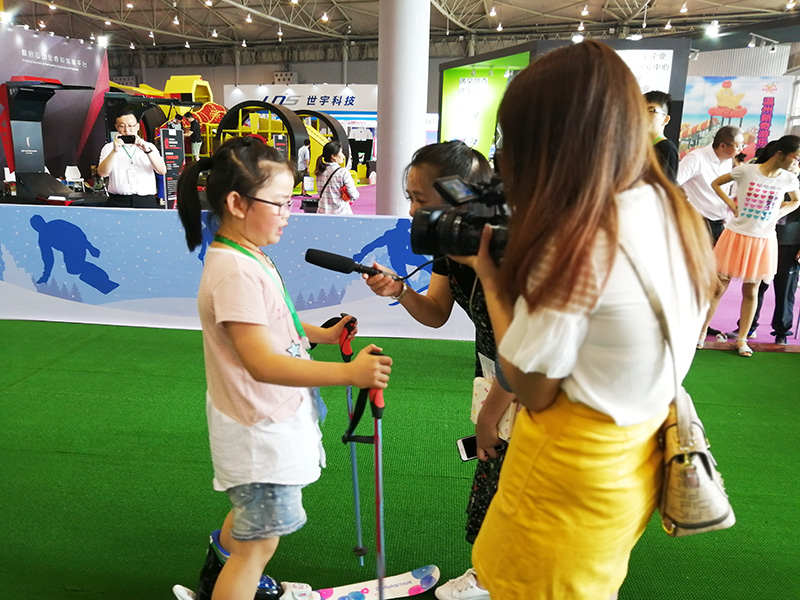 成都新聞記者采訪現場滑道體驗者